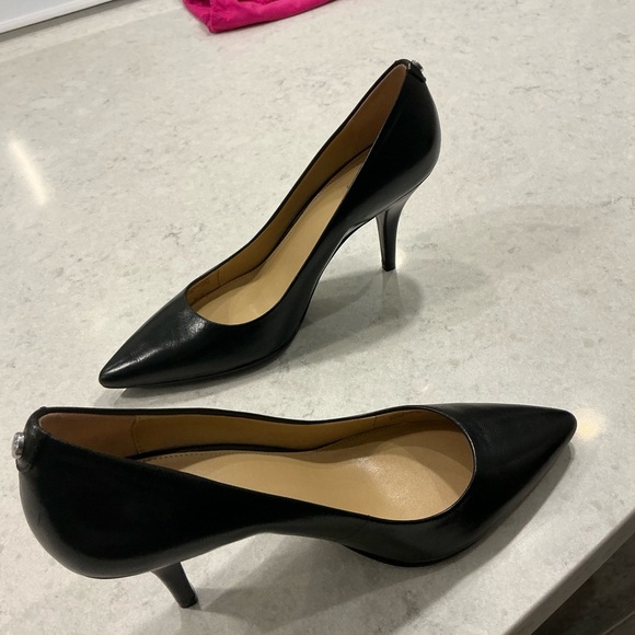 MICHAEL Michael Kors Black Pointed Leather Pumps - Picture 4 of 7